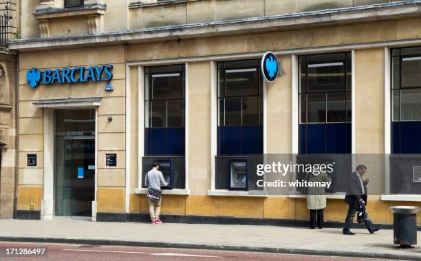 banque barclays avec distributeurs automatiques de billets les plus proches à utiliser - barclays brand name photos et images de collection