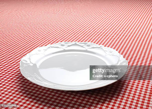 plato vacío en los manteles de cuadros - plato vacío fotografías e imágenes de stock