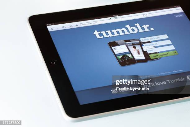 die tumblr-seite auf apple ipad 2 - tumblr stock-fotos und bilder