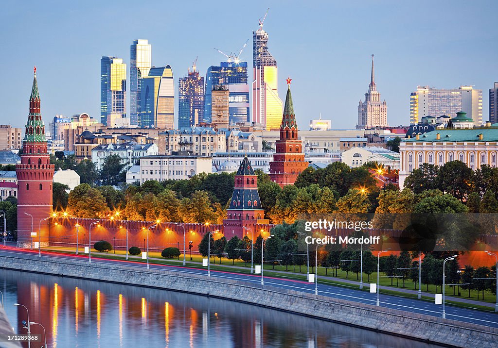 Kremlin e rio Moskva parede no início da manhã