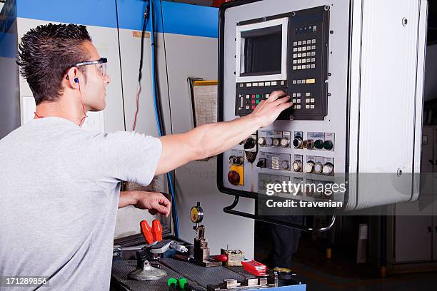 Manually Operating Machine Manual Worker Milling Machine Operator Photos and Premium High Res ...
