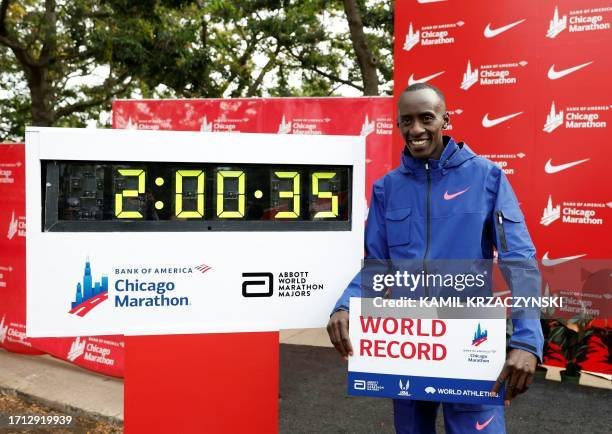 Kenya's Kelvin Kiptum poses next to the clock marking his time after winning the 2023 Bank of America Chicago Marathon in Chicago, Illinois, in a...