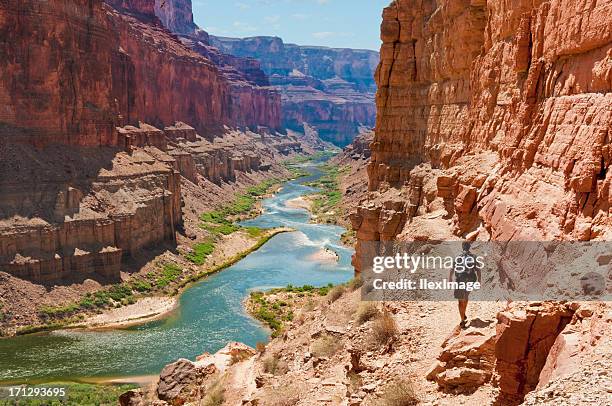 wanderung zum puebloean granaries - grand canyon stock-fotos und bilder