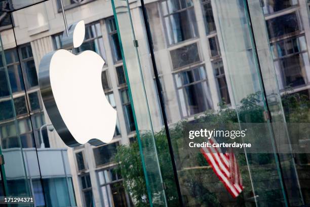 apple flagship-store und logo, new york city - apple building stock-fotos und bilder