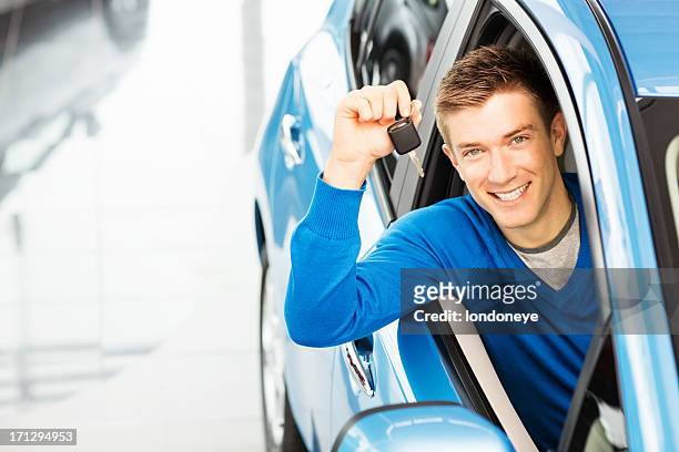 handsome man holding car key - car key 個照片及圖片檔