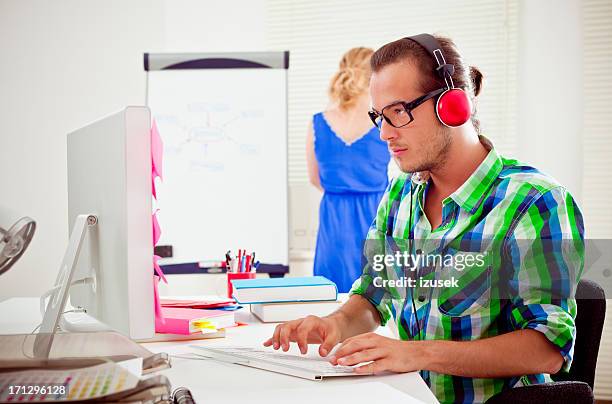 grafik designer bei der arbeit - person surrounded by computer screens stock-fotos und bilder