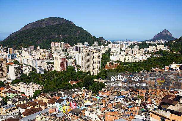 armen und reichen von rio de janeiro - poor area stock-fotos und bilder