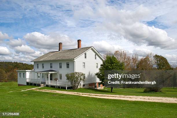 white wooden new england farmhouse - farmhouse stock pictures, royalty-free photos & images