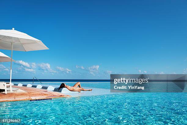 vacaciones tropicales resort de relajarse en la piscina de borde infinito hz - cancun fotografías e imágenes de stock