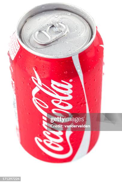 coa-cola pode com condensação - cola refrigerante imagens e fotografias de stock