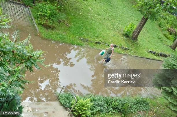 flash überschwemmung in deutschland wohngebiet nach harten regen - victim stock-fotos und bilder