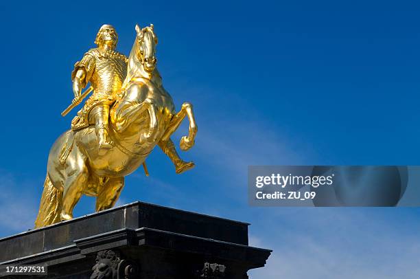 golden'headless horseman". - gold statue stock-fotos und bilder