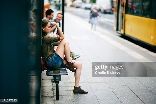 mujer joven en parada de autobús - miss berlin fotografías e imágenes de stock