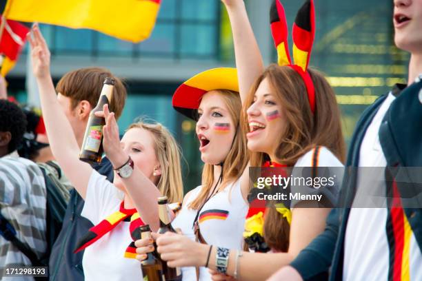 deutsche fußball-fans feiern - fußball europameisterschaft der frauen stock-fotos und bilder