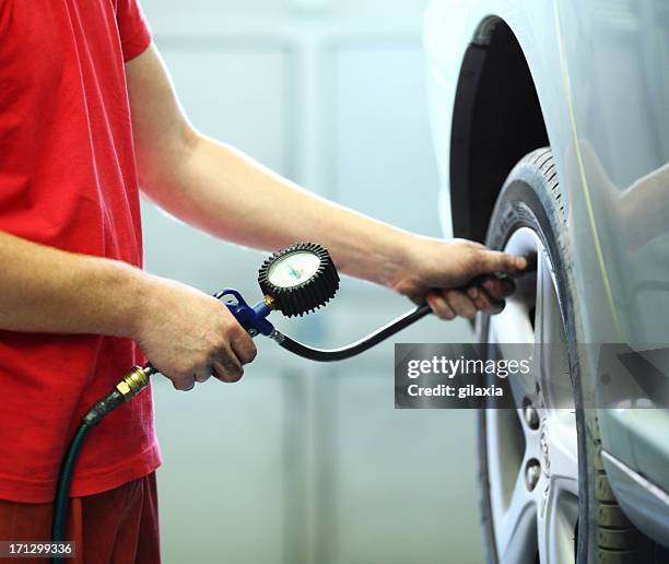 inflar automóvil de neumáticos. - presión fotografías e imágenes de stock