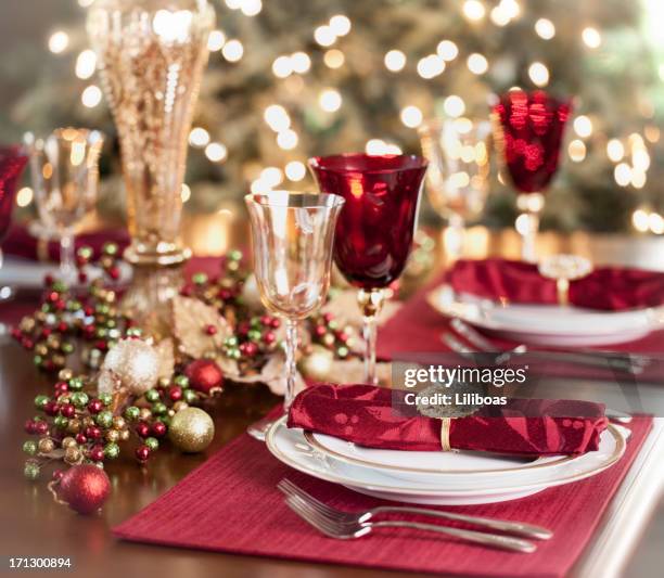 repas de fêtes - table dressée photos et images de collection