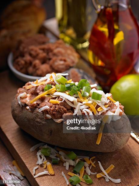 baked potato - gepofte-aardappel stockfoto's en -beelden