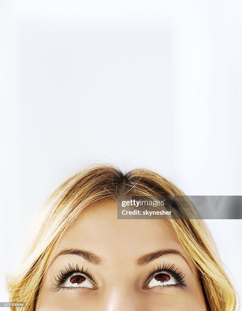 Close-up de uma jovem mulher olhando para cima