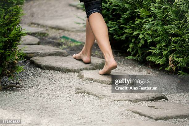 zu der stepping stones - barfuß stock-fotos und bilder