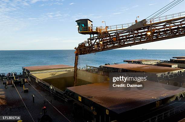 barco de carga se carguen con triturados mineral. - mineral de hierro fotografías e imágenes de stock