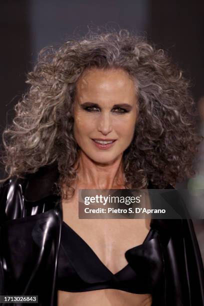 "Le Défilé L'Oréal Paris - Walk Your Worth" : Runway - Paris Fashion..., News Photo