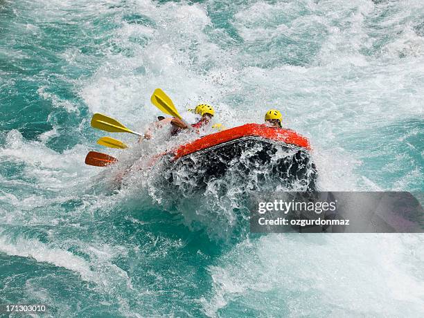 rafting en aguas bravas - rafting fotografías e imágenes de stock