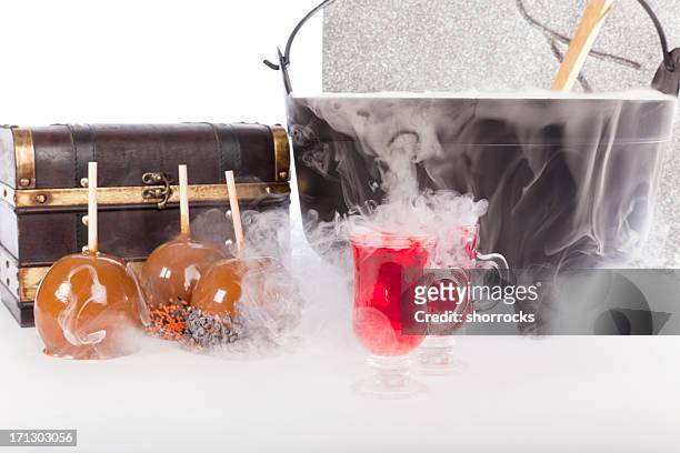 brodelnd und sprudelnden halloween-punch mit karamell-äpfel - apfelpunsch stock-fotos und bilder