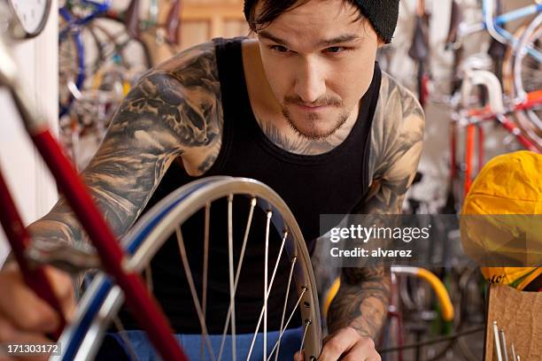 Bicicleta De Fixao Mecnico Em Loja De Bicicletas, Foto de stock