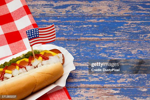 patriótica estadounidense hotdog - fourth of july party fotografías e imágenes de stock