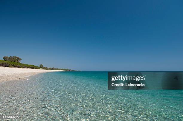 lonely playa - isla harbor fotografías e imágenes de stock