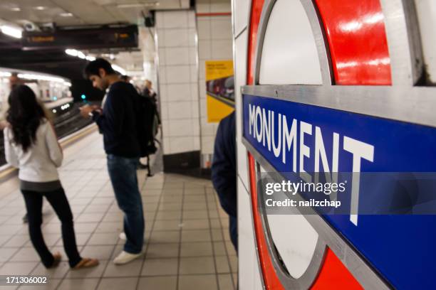 monumento de la estación del metro de londres - monument station london fotografías e imágenes de stock