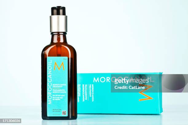 moroccan oil zum einsatz haarbehandlung - argan oil stock-fotos und bilder