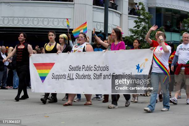 seattle las escuelas públicas en el desfile del orgullo gay - condado de king fotografías e imágenes de stock