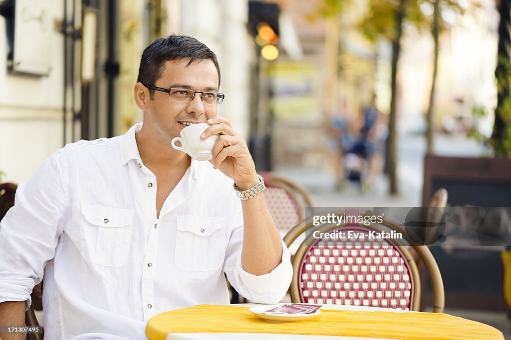 Confiante homem com uma chávena de café