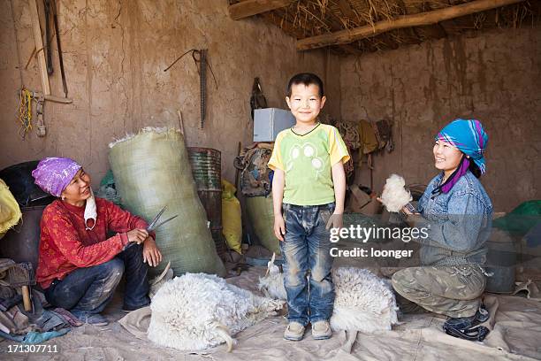 mãe, filho e sua irmã mais velha - mongólia interior - fotografias e filmes do acervo