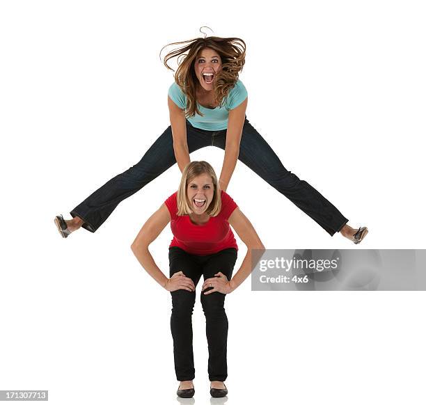 freundinnen spielen bockspringen - bockspringen stock-fotos und bilder