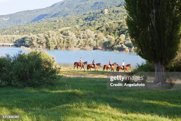 gente paisaje de montaña de equitación - abruzzi fotografías e imágenes de stock