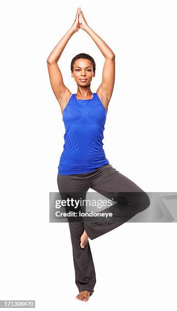 afrikanische amerikanische frau stand in yoga-position-isoliert - standing on one leg stock-fotos und bilder
