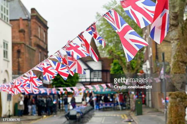 plastic union jack flag bunting - britse cultuur stockfoto's en -beelden