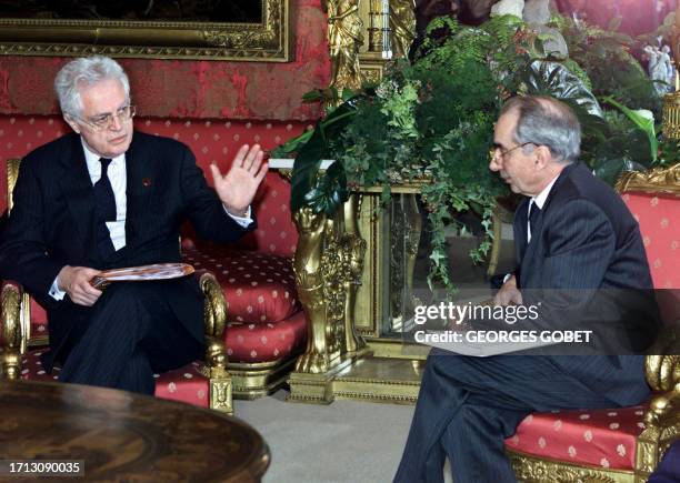 French Prime Minister Lionel Jospin chats with his Italian counterpart Giuliano Amato 29 January 2001 in Turin during the 20th Franco-Italian summit....