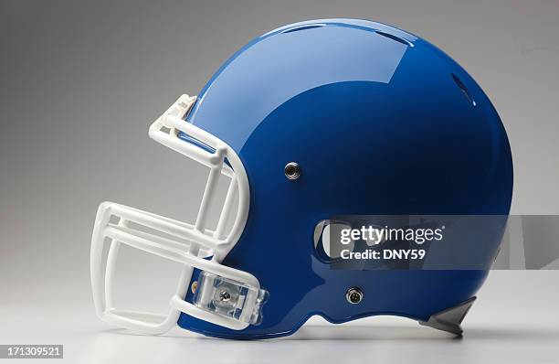 azul casco de fútbol americano - casco de deportes fotografías e imágenes de stock