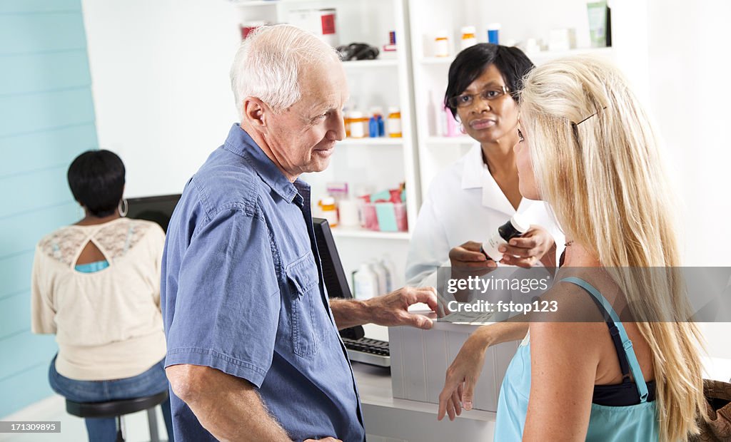 Senior Hombre hablando con hija en el check-out en la farmacia