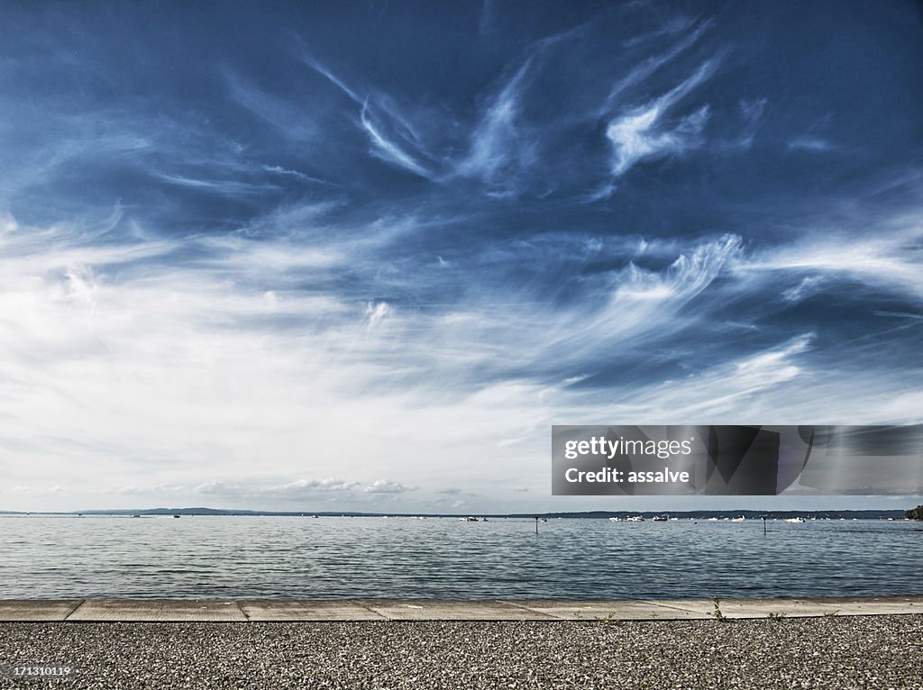 Lago constance con cielo dramático