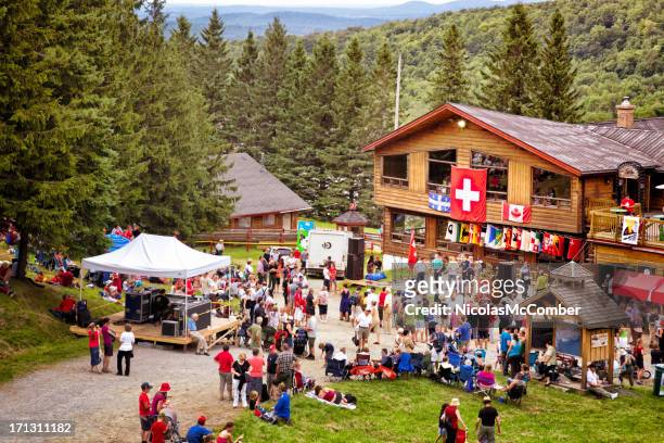 schweiz national holiday am mount sutton - nicolas berggruen stock-fotos und bilder
