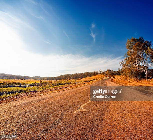 ländliche road - outback queensland stock-fotos und bilder