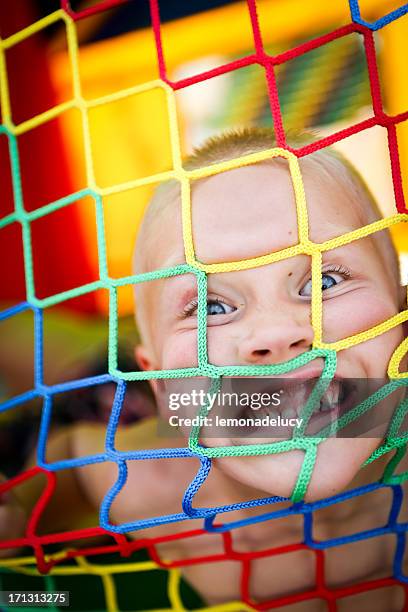 begeistert junge im bounce haus auf einem sommer-party - inflatable playground stock-fotos und bilder
