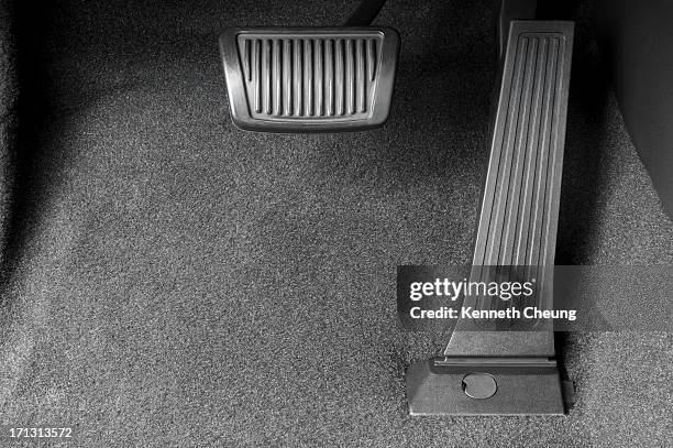 brake and gas pedal - gaspedaal stockfoto's en -beelden