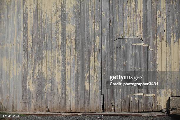 door in a barn wall - barn stockfoto's en -beelden