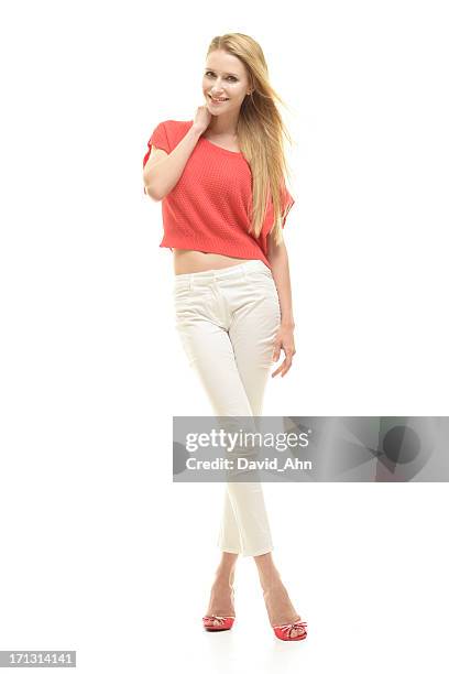 portrait d'une belle femme - pantalon rouge photos et images de collection