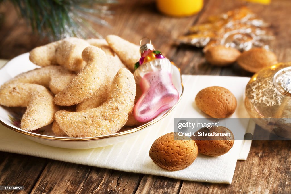 Raditiobal christmas cookies vanilla kipferl